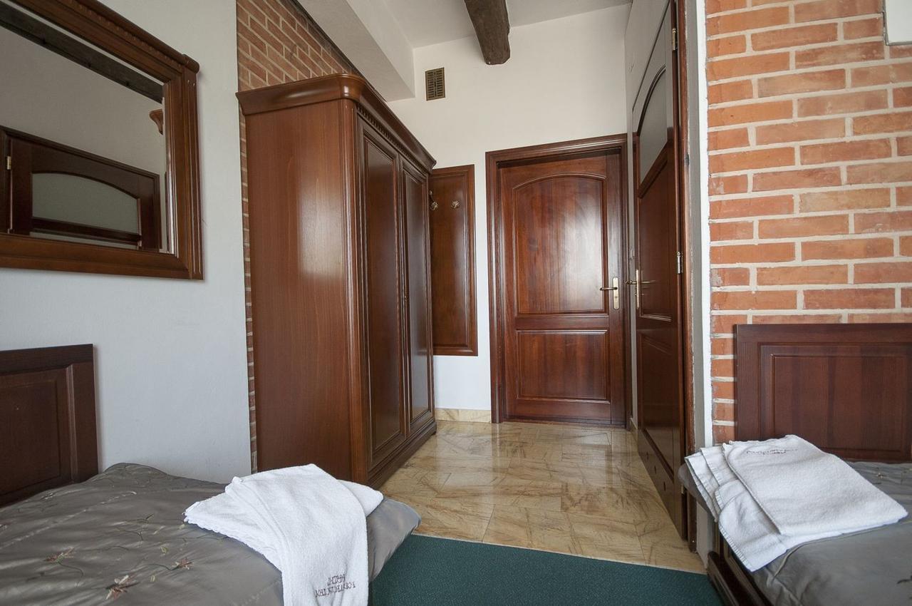 Hotel Restauracja Pod Parowozem Ostrowiec Swietokrzyski Ngoại thất bức ảnh
